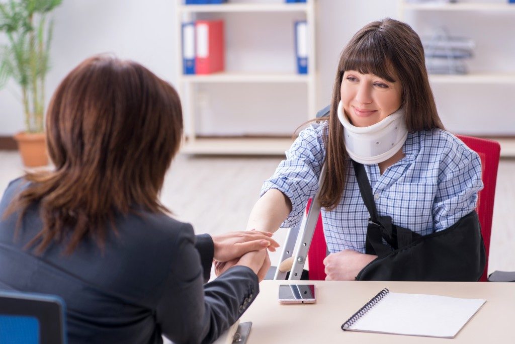 How to hire a qualified injury lawyer to get the customized legal service?