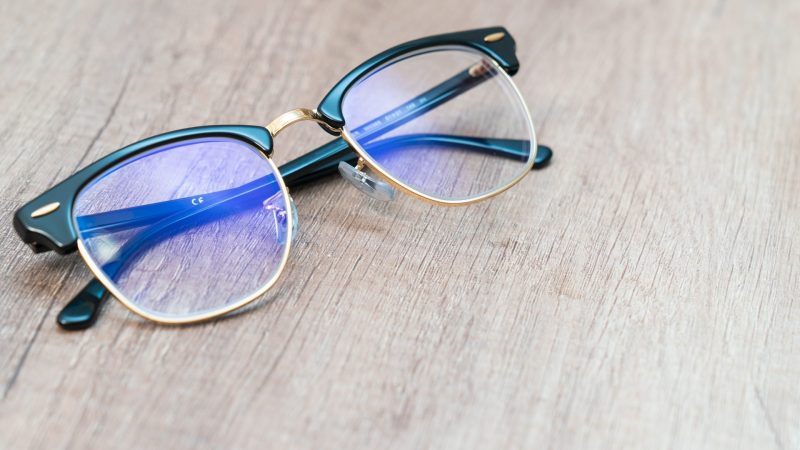 Blue filter glasses: are they of any use?
