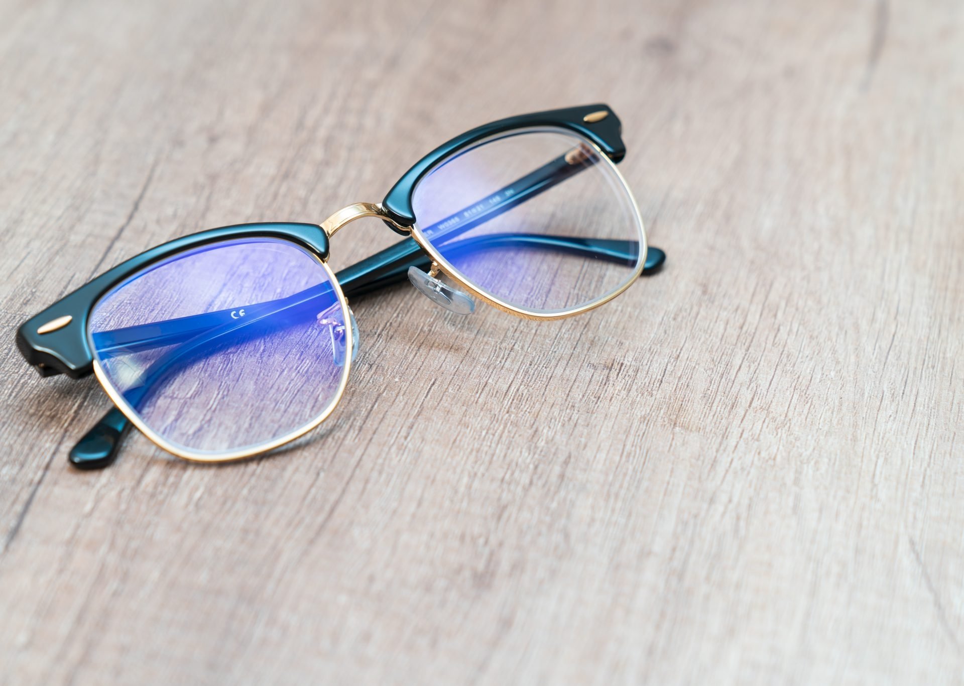 Blue filter glasses: are they of any use?