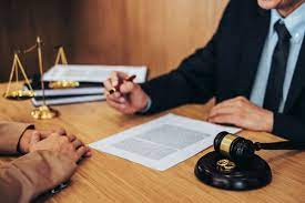 4 Factors to Consider When Hiring a Divorce Attorney